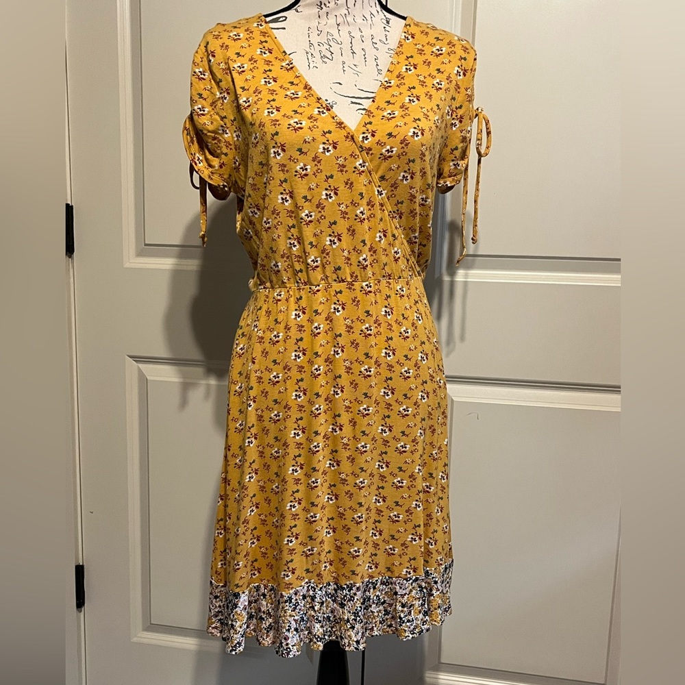 EUC Francesca’s Floral V-neck Dress Size M